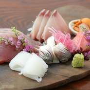 その日の仕入れから、おすすめの鮮魚をお刺身盛りで。特に富山県の氷見漁港から直送される地魚は、甘みが強く一味違います。冬場の人気は、氷見の寒ブリ。日本酒との相性も抜群です。

