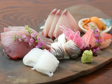 氷見漁港から直送される鮮魚。富山湾の海の幸は、鮮度と甘みが一味違う『刺身盛り合せ』