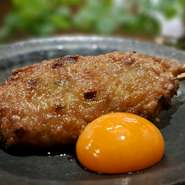 大きめに残したれんこんの食感をお楽しみください。たれと卵黄をからめてどうぞ。


