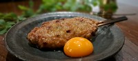 大きめに残したれんこんの食感をお楽しみください。たれと卵黄をからめてどうぞ。


