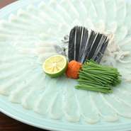とらふぐ料理が単品で注文可能です。鮮度のいいふぐは、歯ごたえと白身のあっさりとした味わいが魅力。もみじおろしやあさつきなどの薬味と、柑橘が香る爽やかなポン酢が、繊細な旨みを引き立てます。
