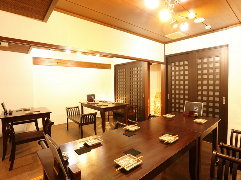 可動する椅子とテーブルを使い、多様な席のアレンジが可能