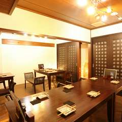 可動する椅子とテーブルを使い、多様な席のアレンジが可能