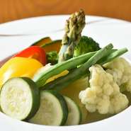 コンベクションオーブンで蒸しあげた、冨里産の旬の野菜。濃縮された野菜本来の美味しさと栄養を、アンチョビソースでいただきます。