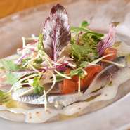 市場直送の新鮮な魚を使ったカルパッチョ。その日ごとのおすすめの旬の魚を、ディジョニマスタードとレモンのビネグレッドで、さっぱりとした味わいに仕上げています。