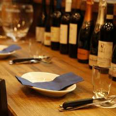 イタリアの田舎町にある食堂のような店内で、気取らないデートを