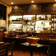 佐倉駅から3分の便利な場所にある【Trattoria　Noce】。橙色の照明が照らし出す温もりある空間で、料理とワインをリーズナブルに楽しむことができます。会社帰りに同僚と、あるいは1人でも気楽に立ち寄れる店です。