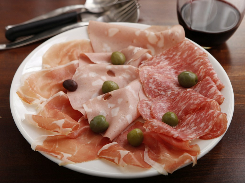 「世界三大ハム」のひとつ、パルマ産の生ハムを気楽に楽しめる『おまかせ盛り合わせ』