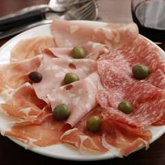 「世界三大ハム」のひとつ、パルマ産の生ハムを気楽に楽しめる『おまかせ盛り合わせ』