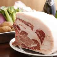 イタリア産の豚肉、骨付きロース肉など幅広い種類の肉を用意しているとのことなので、メニューに載せていないその日だけ特別なメニューをシェフに聞くのがお勧めです。