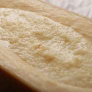 パルマ産の「パルミジャーノ・レッジャーノ」のリゾット。上質素材の豊かな風味を活かすため、あえて具は入れず米とチーズ、バターのみで仕上げているそうです。米は地元千葉産。チーズの器で提供されます。