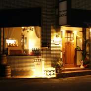 当店の料理は本格的なものですが、店内は至って気楽な雰囲気。昔研修で行ったイタリアの田舎にあった、食堂をイメージした店です。グラスワインもあるので、会社帰りのちょい飲みなどにぜひご利用ください。