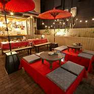 「野点」をイメージして雰囲気抜群です。海外のお客様からにも大好評。テラスは最大20席。2名様～小団体の利用にも最適です。飲み会や宴会、女子会にぴったり！※雨天の場合、ご利用いただけない場合がございます