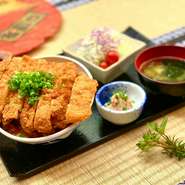 【名物】はみ出るチキンカツ丼