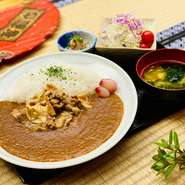 2種のあいがけカレーに、当店人気の牛すじ煮込みをトッピングしたオリジナルカレーです。