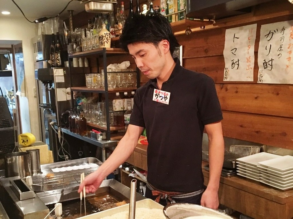 お越しになられた大切なお客様を元気よく笑顔でお出迎え