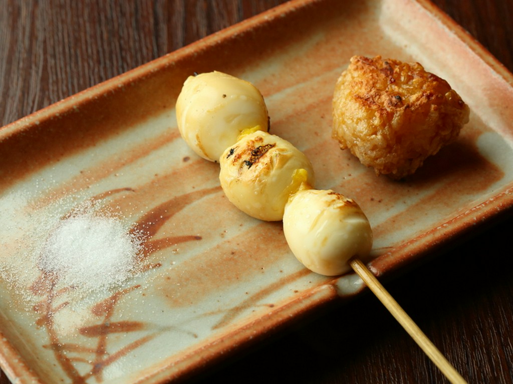 醤油と塩で香ばしく焼いた『白玉（うずら）』。小さな焼きおにぎりがアクセント