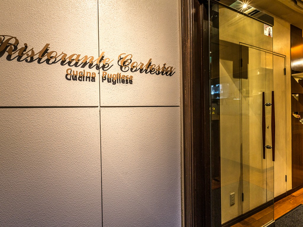 エントランスにはお洒落なロゴが