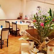 壁に飾られたプ―リアの絵皿や陶器の小物類。そして、程よいテーブル間隔により、ゆったりと落ち着いたあたたかみのある空間を演出。その中で味わうプ―リアの味を、じっくりと堪能できます。