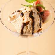 プーリアの太陽を浴びて育ったイチヂク。現地の友人が手間暇かけたドライイチヂクをふんだんに使い、一から手づくりしたコルテジーア特製ジェラートです。アクセントにイチヂクのヴィンコットをかけ、香り豊かに。