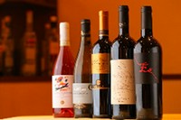 都内随一を誇るプーリアワインを取り揃えております。
お好みの味わいやお食事に合わせておすすめいたしますので、気軽にご相談ください。