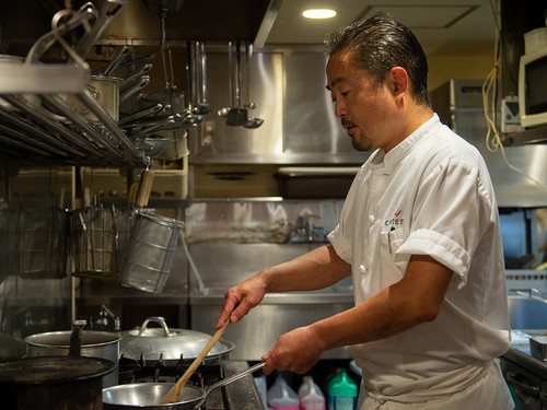 相手のことを想い真剣に料理をつくるシェフ