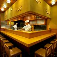 「銀座の寿司店は、口説きの場でもあります」。四代目主人の杉山衛さんが言うこの言葉には、男女間だけでなく会社同士、上司と部下など様々な「口説き」がここで繰り広げられてきた証です。