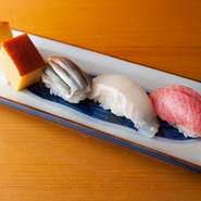 旬のネタと赤酢と塩の合わせ酢を使ったシャリから生まれる小ぶりで端正な寿司。これは、会食の演出を重んじる美寿志系の伝統とも言えるスタイル。食遺産の伝統の技が、ここにも根付いています。
