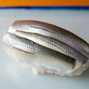 夏の終わりを彩る、旬の食材を使った握り。幼魚特有のキメ細やかな身を、江戸前の仕事で満喫できます。