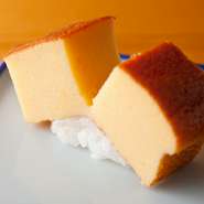 130年来、ほぼ同じ製法でつくられる名物。厚めに焼いたタマゴ焼きの旨みを堪能できます。