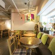 店内には座り心地のよいソファ席もあり、ゆったりとした時間を過ごすことができます。埼玉県川越市でつくられたプレミアムビール『COEDO』は伽羅、白、瑠璃、漆黒、紅赤の全種類が勢ぞろい。