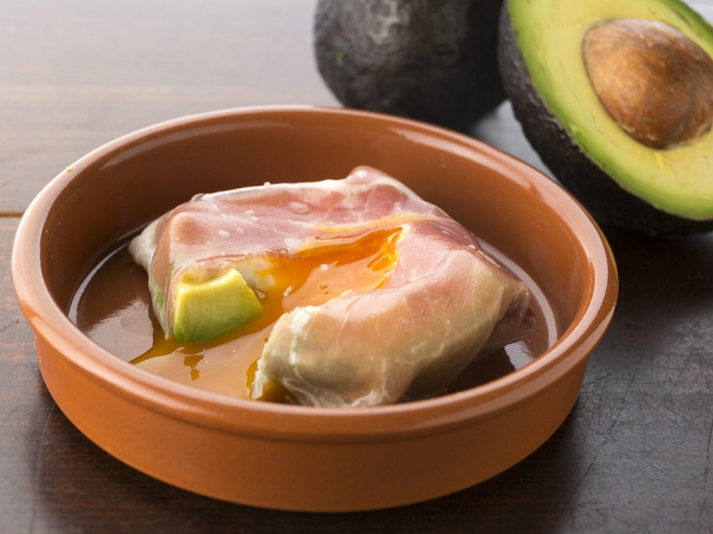 とろ～り温泉玉子がたまらない『アボカドと温泉玉子の生春巻き』