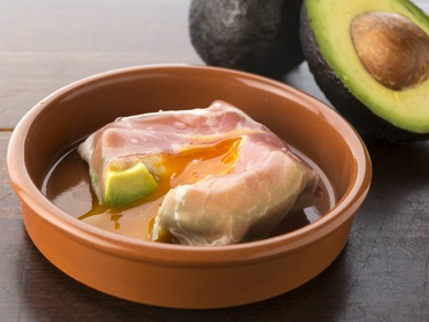 とろ～り温泉玉子がたまらない『アボカドと温泉玉子の生春巻き』