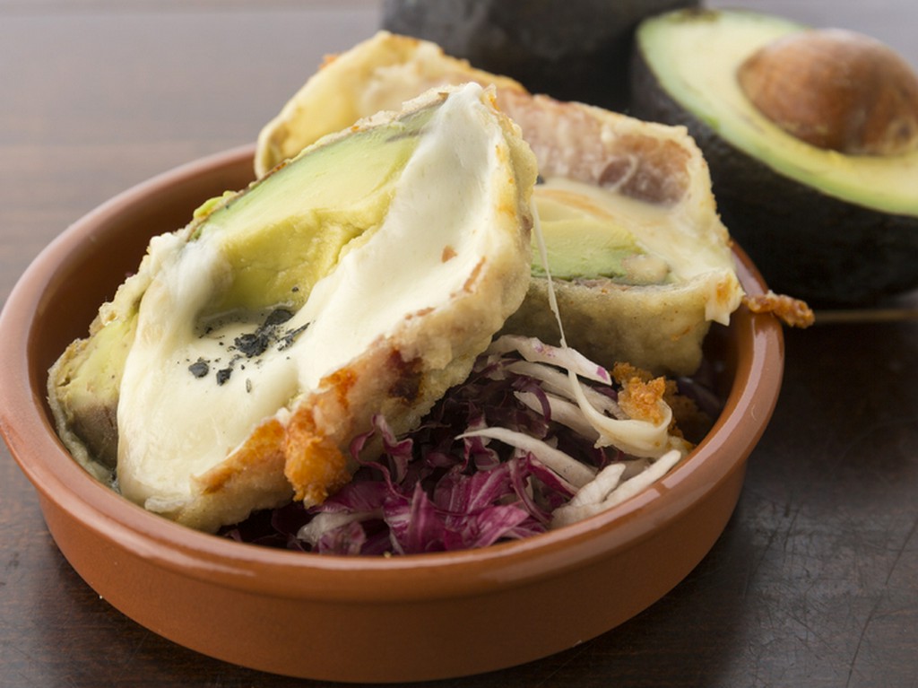 アボカドのとろけるような食感が味わえる『アボカドモッツァレラフライ』