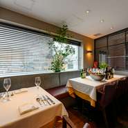 店内には生花や植物が美しく配置され、訪れる人々に四季の移ろいを届けます。ディナータイムには、夜景が望めるのも人気のポイント。壁一面を染め上げる闇と光のコントラストは、まるで一枚の絵画のようです。