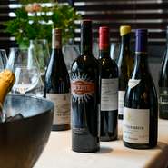 フランスやイタリア産を中心に日本ワインまで、ベーシックな一本をはじめ季節ごとに揃う銘柄など、さまざまなボトルをストック。料理との相性を考え抜いた、シェフののセレクトに委ねてみるのもオススメです。