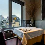 丁寧な仕事で紡がれるコース料理は、大切なデートや記念日にも最適です。料理の最後には、特別なデザートプレートをお願いすることも可能。シェフの料理はもちろん、その人柄に惹かれて、訪れる人が絶えません。

