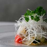 有機野菜や鮮魚は、各地からの直送品や豊洲市場から仕入れています。白身を中心に使用しますが、時には青魚を使うことも。トータルバランスが考え抜かれた一皿です。