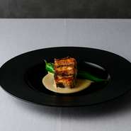 肉厚の鰻に絡む、もっちりとした里芋と味の濃い煮詰めのテリーヌ。表面を焼くことで煮詰めが香ばしくなり、和のおいしさも加わります。鰻、里芋、煮詰めが三位一体となり、口の中でハーモニーを奏でる一品です。