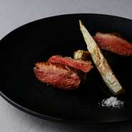 絶妙な火加減でやわらかく仕上げた、鴨の深い味わいが楽しめる一品。開店以来多くのお客様に選ばれている、シンプルながらシェフの技術が光る一皿です。