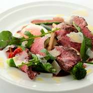 十勝黒牛のイチボ肉を使用。余った野菜をローストし、赤ワインビネガーなどを使いソースをつくります。仕上げにオリーブオイル・レモン・チーズを散らして。