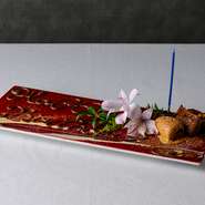 自家製デザートが美しく盛付けられ、心を込めたメッセージも添えられます。見た目の華やかさはもちろん、上品な甘さは格別。記念日をより特別なものにしてくれます。
ご希望の方はお電話にてお問い合わせください。