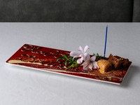 十勝黒牛のイチボ肉を使用。余った野菜をローストし、赤ワインビネガーなどを使いソースをつくります。仕上げにオリーブオイル・レモン・チーズを散らして。