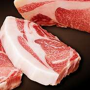 お米を加えた独自の飼料で育てられる平田牧場の「金華豚」。肉質の柔らかさ、白身の甘さなど、旨みがギュッと詰まった希少価値の高い豚肉です。お肉の特質を活かしたさまざまな調理方法がメニューに並びます。