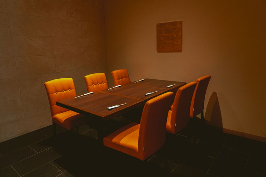 ビジネスの場にふさわしい、シックで落ち着いた装い