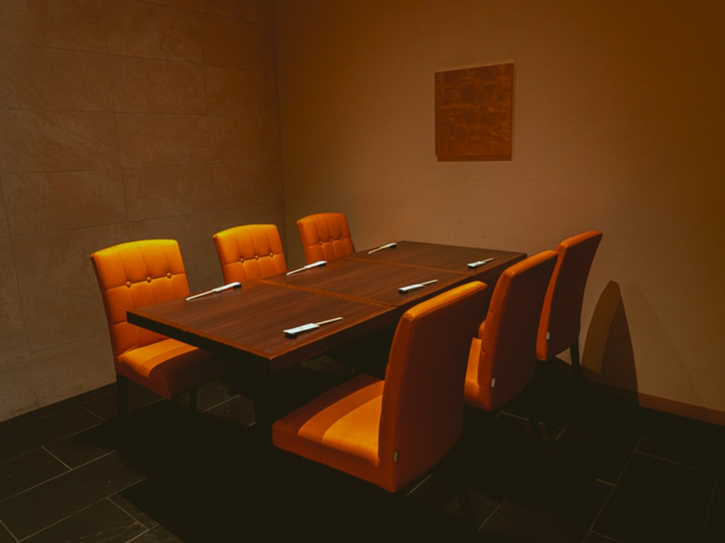 ビジネスの場にふさわしい、シックで落ち着いた装い