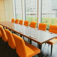 和モダン空間は女性にも人気。グループで利用しやすいテーブル席