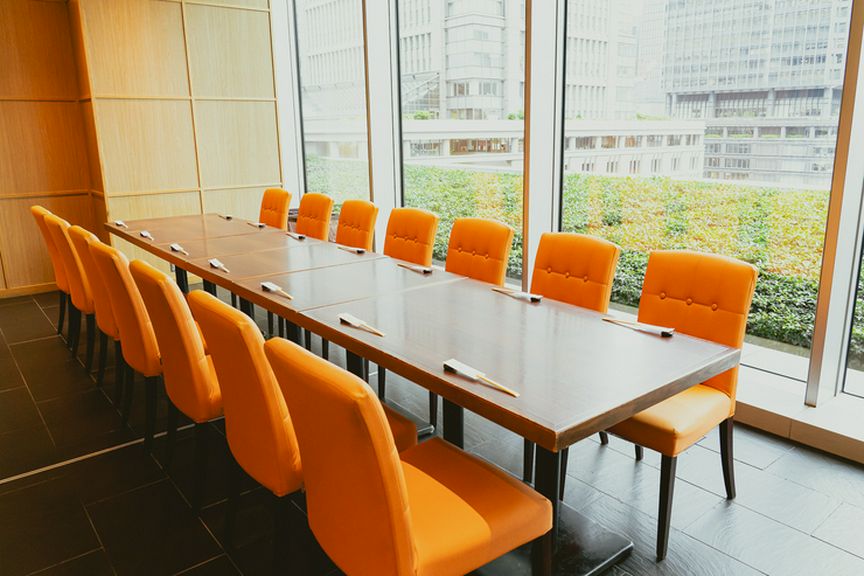 和モダン空間は女性にも人気。グループで利用しやすいテーブル席