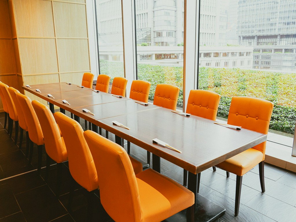 和モダン空間は女性にも人気。グループで利用しやすいテーブル席