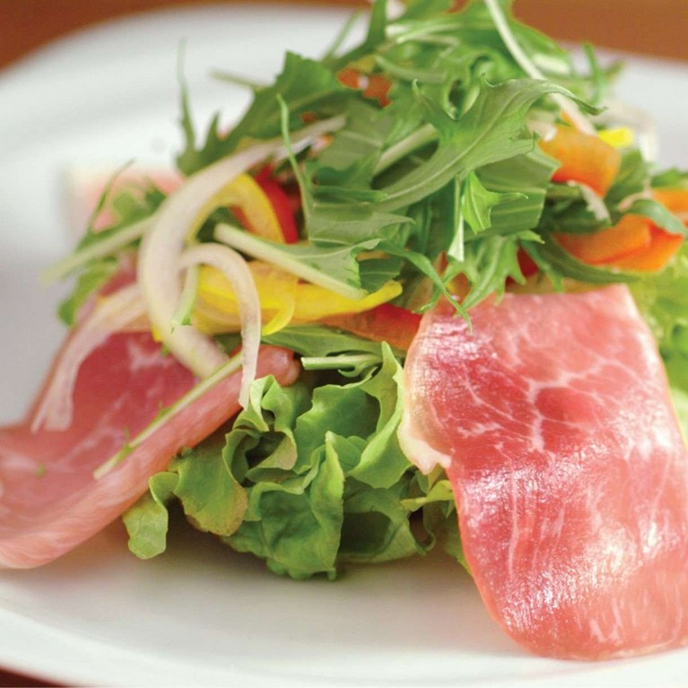 金華豚生ハムサラダ